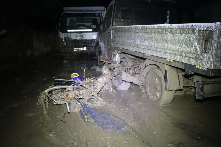 Erzurum'da sel bir mahalleyi yıktı geçti! 10 evde ağır hasar var 2