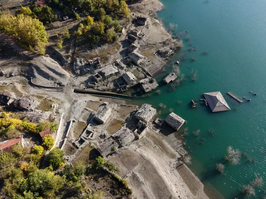 Baraj suları çekilince taş evler gün yüzüne çıktı 4