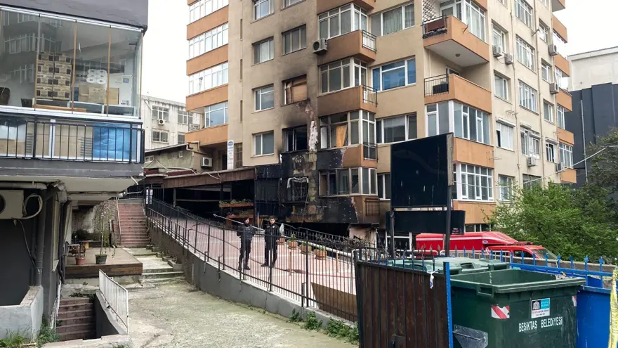 Beşiktaş'ta yanan gece kulübü görüntülendi 