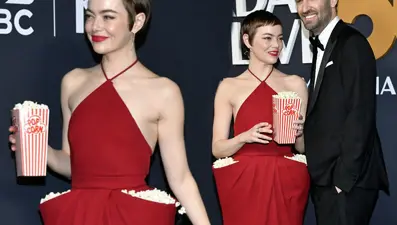 Elbisesinin ceplerine patlamış mısır doldurdu! Oscar'lı oyuncudan ilginç stil