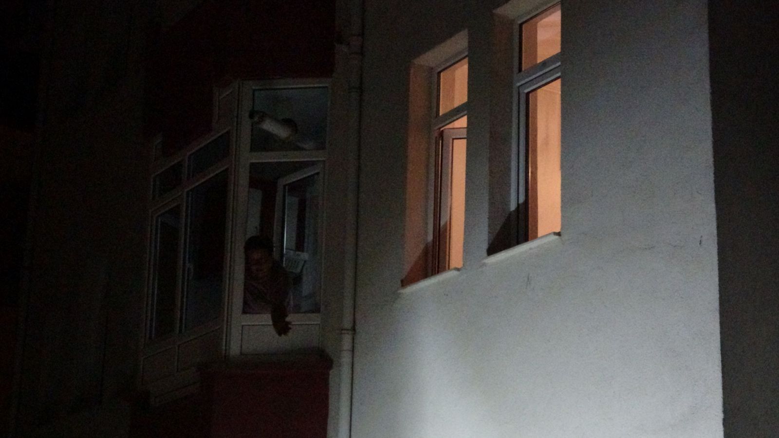 14 yaşındaki çocuk odasında sigara içerken pencereden düştü