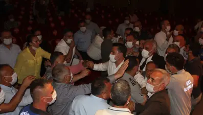 Adana Büyükşehir Belediyesi Meclisi'nde yumruklu kavga; belediye başkanı darbedildi