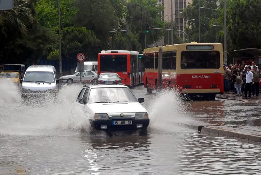 Yağmur İzmir'i felç etti 5
