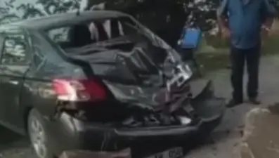 Kopan kaya parçası otomobile düştü