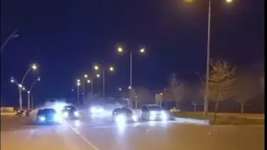 3 şeritlik yolda 5 otomobil yarıştı