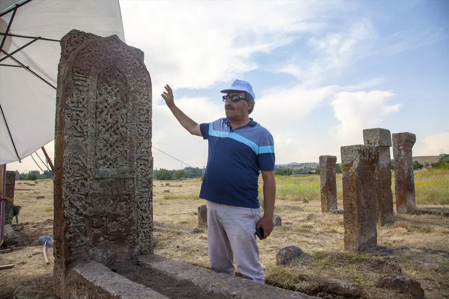 Selçuklu Meydan Mezarlığı'nda kemer işlemeli mezar taşı tespit edildi 7 Selçuklu Meydan Mezarlığı'nda kemer işlemeli mezar taşı tespit edildi 7