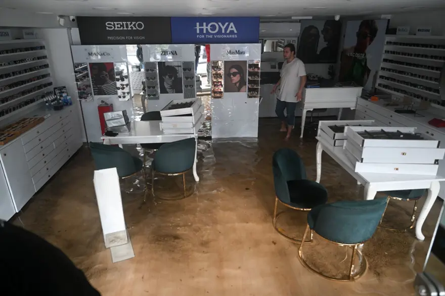 İzmir'i sağanak ve fırtına vurdu: Kıyı şeridi su altında! 22