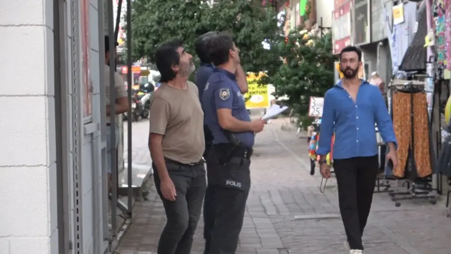 Apartman çatısında mangal keyfi itfaiyeyi alarma geçirdi 3 Apartman çatısında mangal keyfi itfaiyeyi alarma geçirdi 3