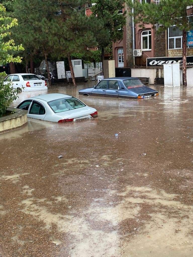 Manisa'yı sağanak vurdu