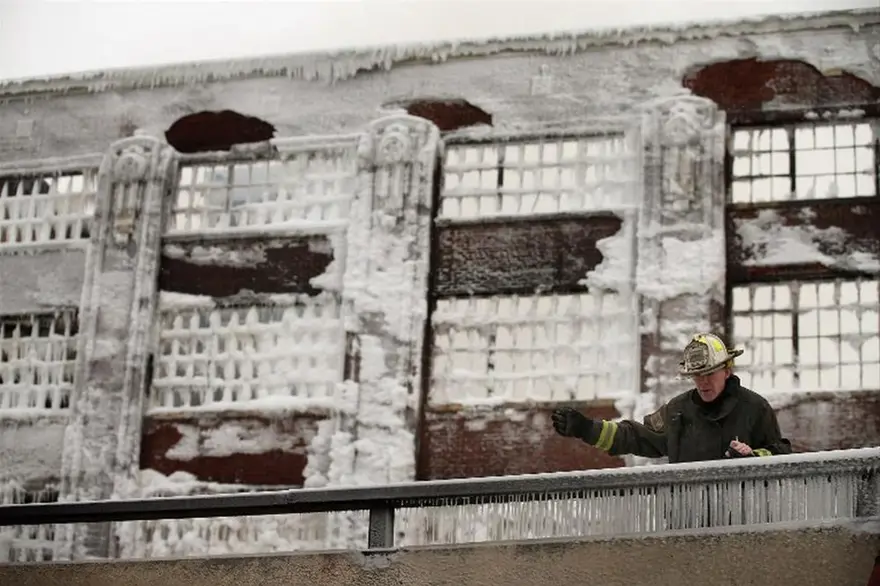 İtfaiyenin buzla mücadelesi 33