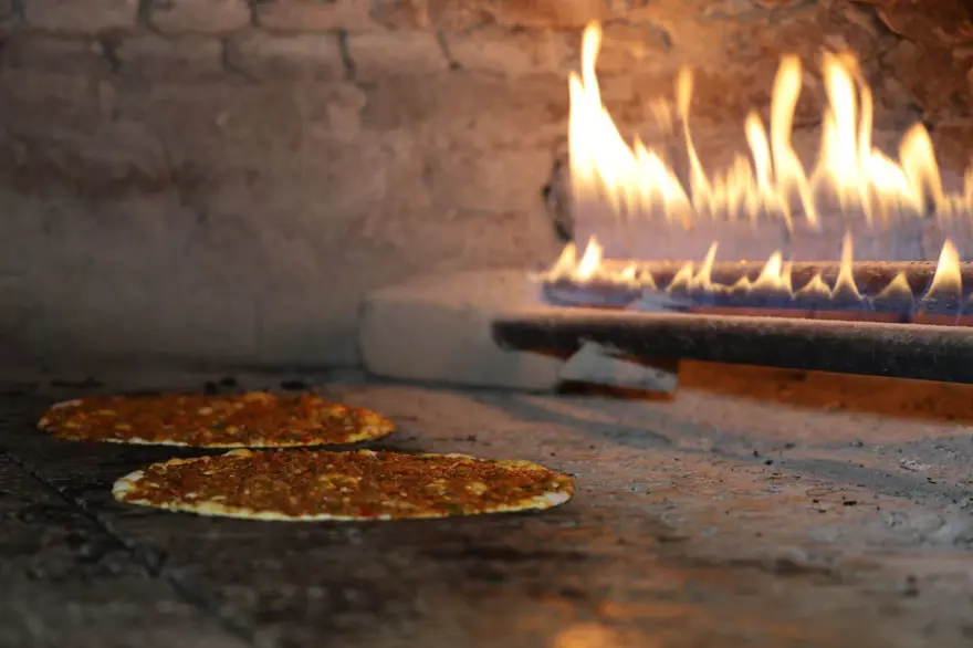 Bir oturuşta 15 lahmacun yiyor: 110 kilo rakipleriyle mücadele ediyor 1