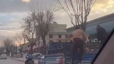 Kamyoneti küçük motosikletle çektiler