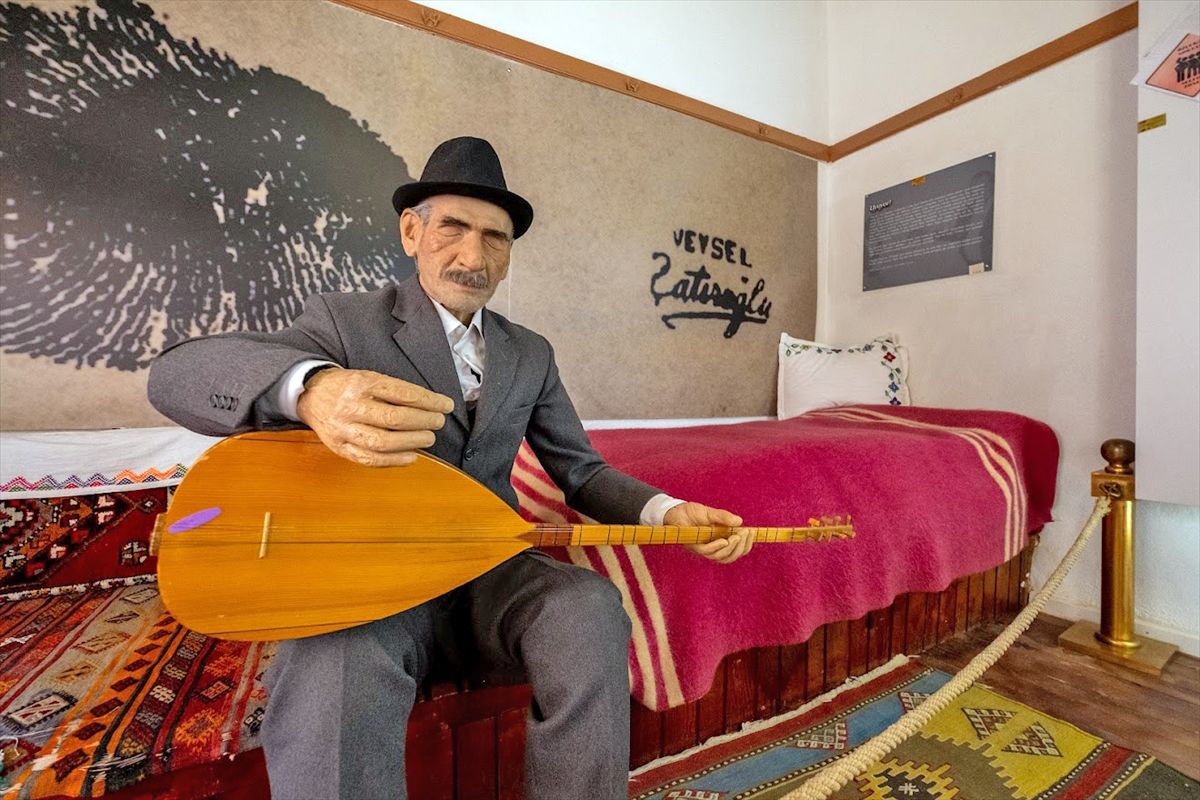 Dizelere ve türkülere sığmayan büyük halk ozanı Aşık Veysel'in evine ziyaretçi akını
