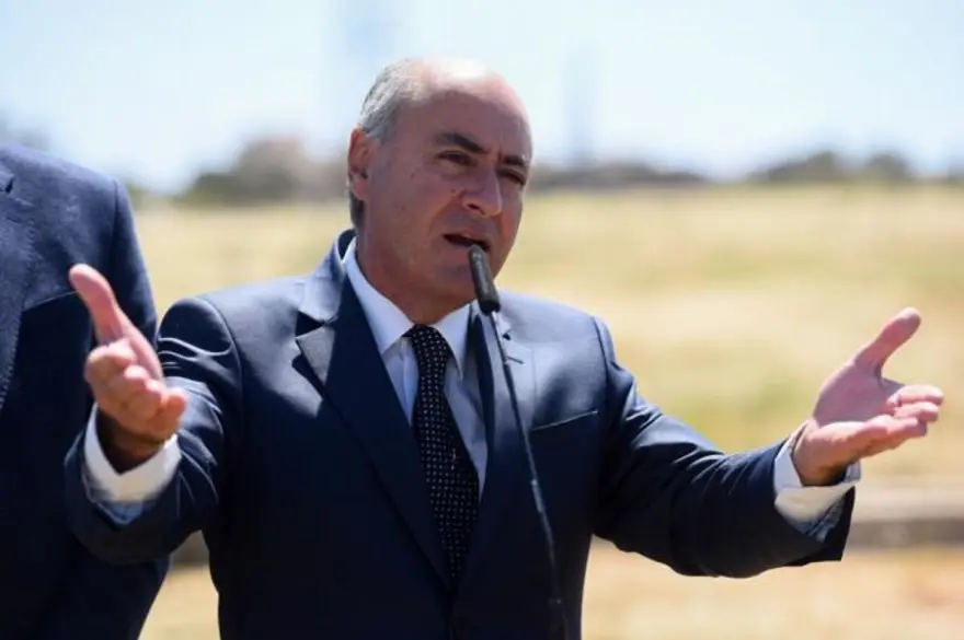 Malta Hükümeti, Prens George’a hediye edilen köpek balığı dişini geriistiyor 4