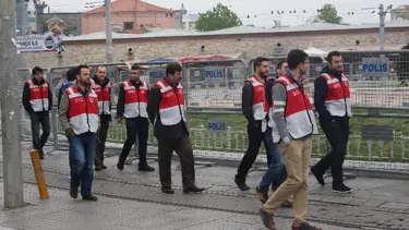 İstanbul polisine kırmızı yelek