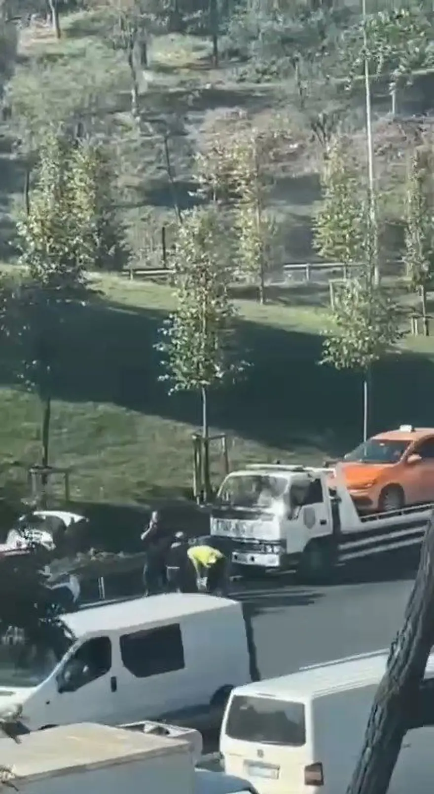 Alkollü taksici polislere çarpıp kaçtı: Yakalanınca ekiplere saldırdı 1