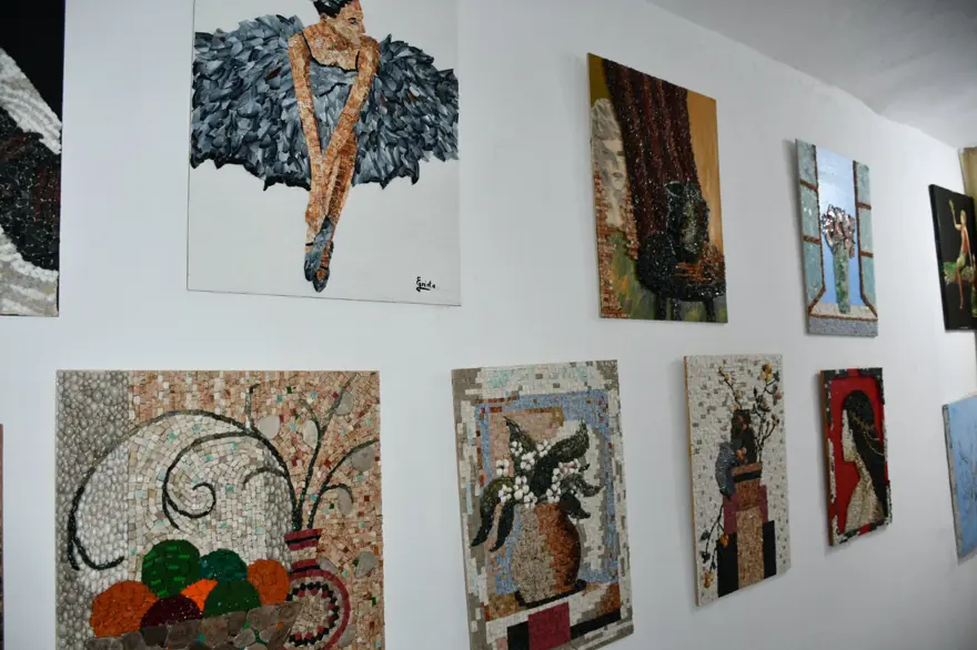 Sahilden toplayıp sanat eseri haline getiriyor... Taşı konuşturan kadın! 2