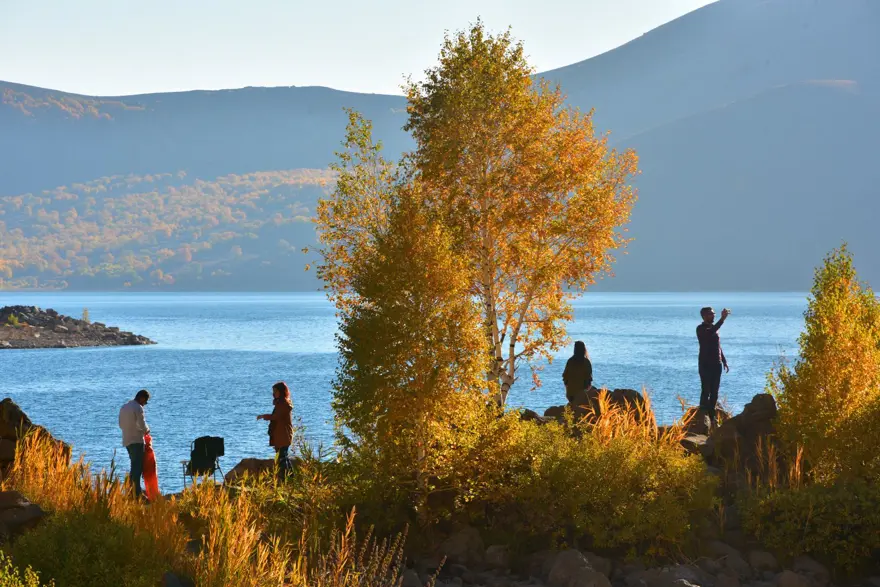 Nemrut Krater Gölü’nde sonbahar güzelliği eşliğinde çevre temizliği 18