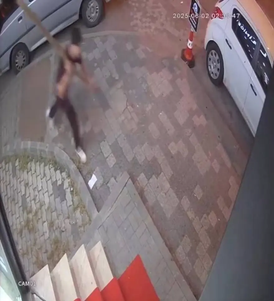İş yerine çağırdı, eski çalışanını satırla kovaladı 1