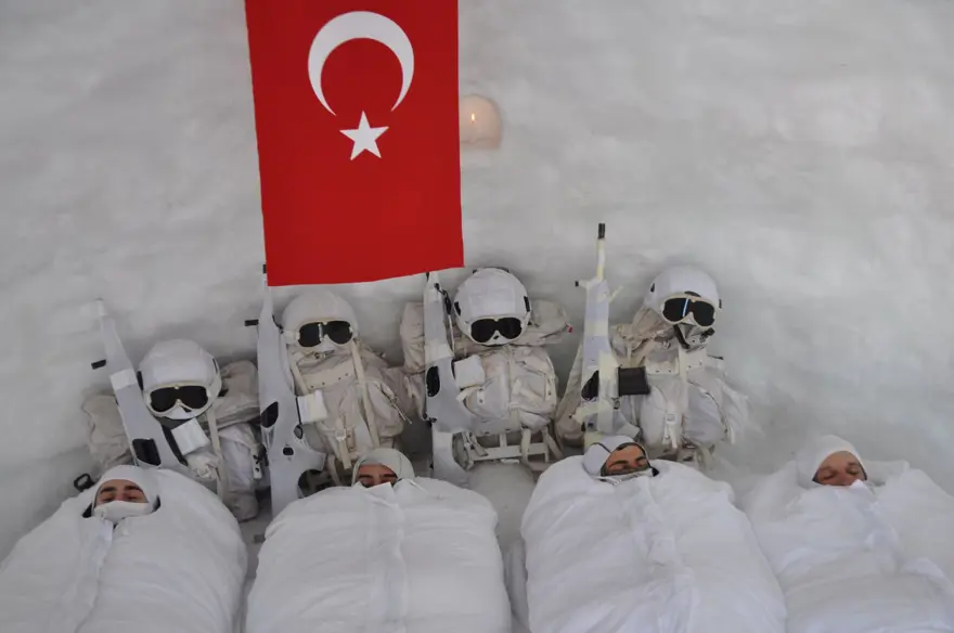 Komandoların 2 bin 200 metre rakımda, eksi 25 derecede zorlueğitimi 30 Komandoların 2 bin 200 metre rakımda, eksi 25 derecede zorlueğitimi 30