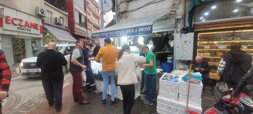 Balıkçıların önünde uzun kuyruk var: Tezgahlar doldu, taştı 