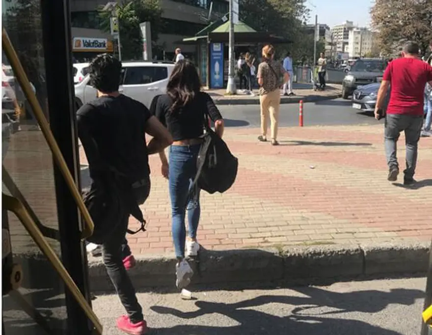 Oyuncu Merve Boluğur otobüste (Toplu taşıma kullanan ünlüler) 16