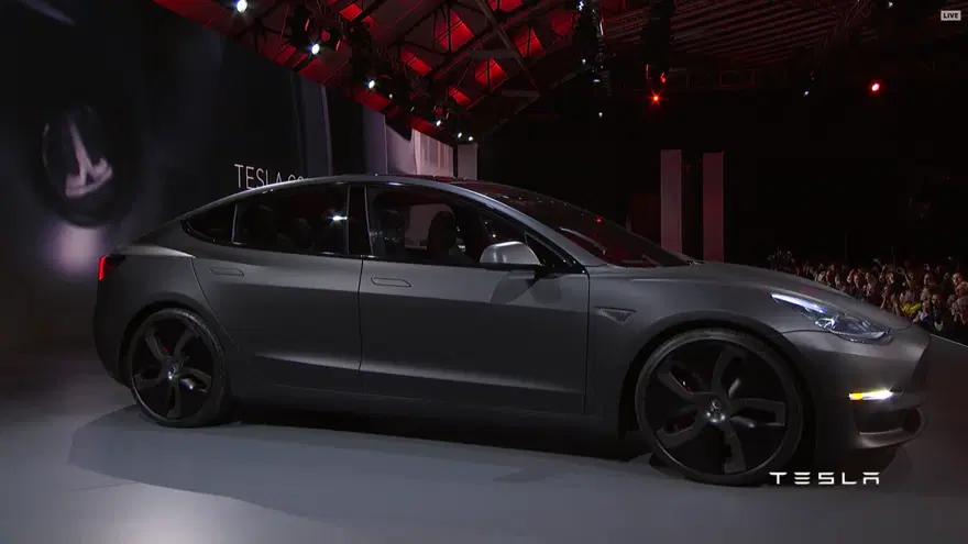 Tesla Model 3 görücüye çıktı 34