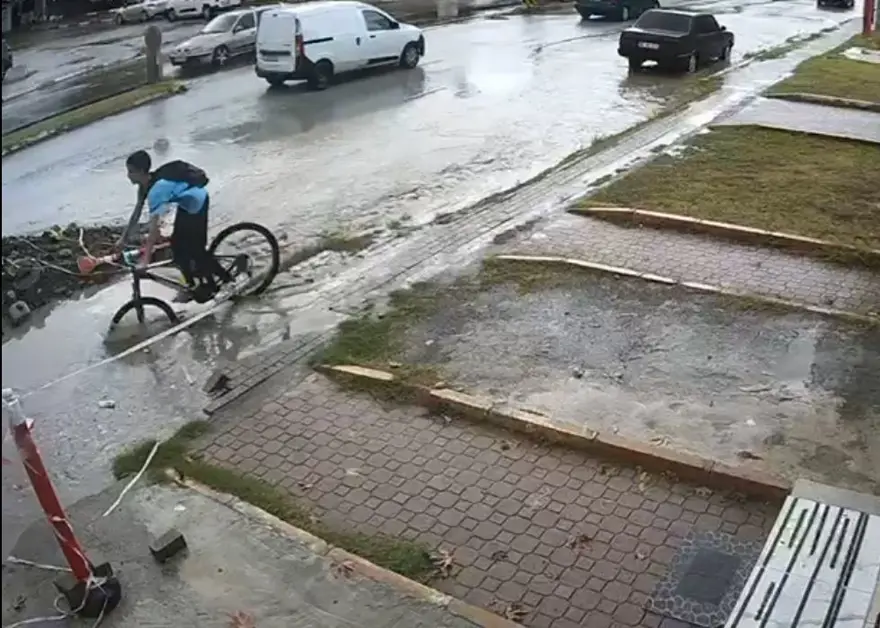 Lise öğrencisi, bisikletiyle iki metrelik çukura düştü 4