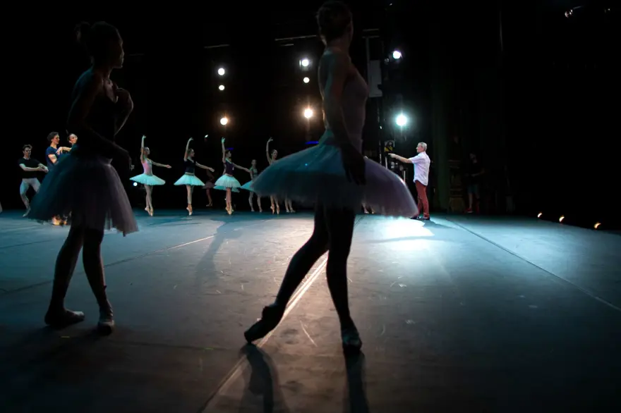 Bolşoy Bale Grubu'nun dansçısı, dekorun altında kalarak sahnede hayatını kaybetti Bolşoy Bale Grubu'nun dansçısı, dekorun altında kalarak sahnede hayatını kaybetti