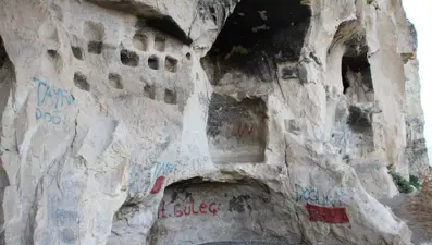 Tunceli’nin dikkat çeken kaya konutları 'in delikleri' için ilk adım atıldı