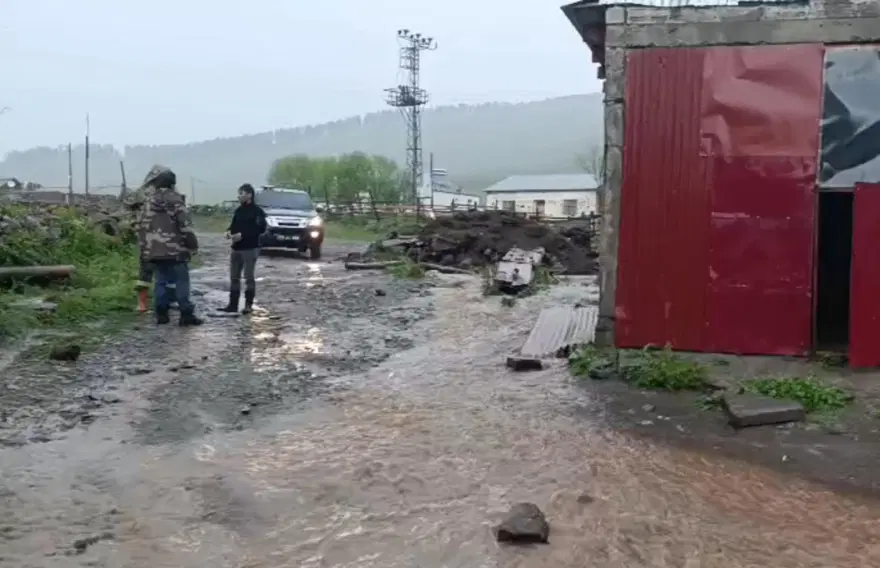 Ardahan'da sağanak sele dönüştü 