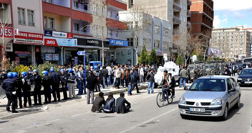 Yağmur altında itaatsizlik ve tekme 28