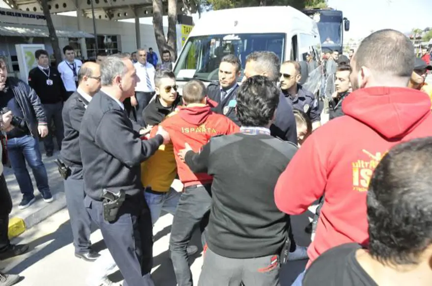 Galatasaray'a havalimanında taraftarlardan tepki 5