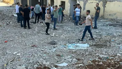 Ağır hasarlı binadan düşen adam yaşamını yitirdi