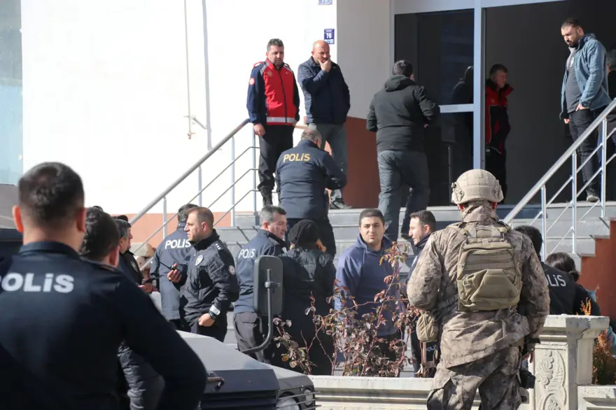 Kayseri'de hareketli dakikalar: 7 yaşındaki oğlunu vurup kendini eve kilitledi 7