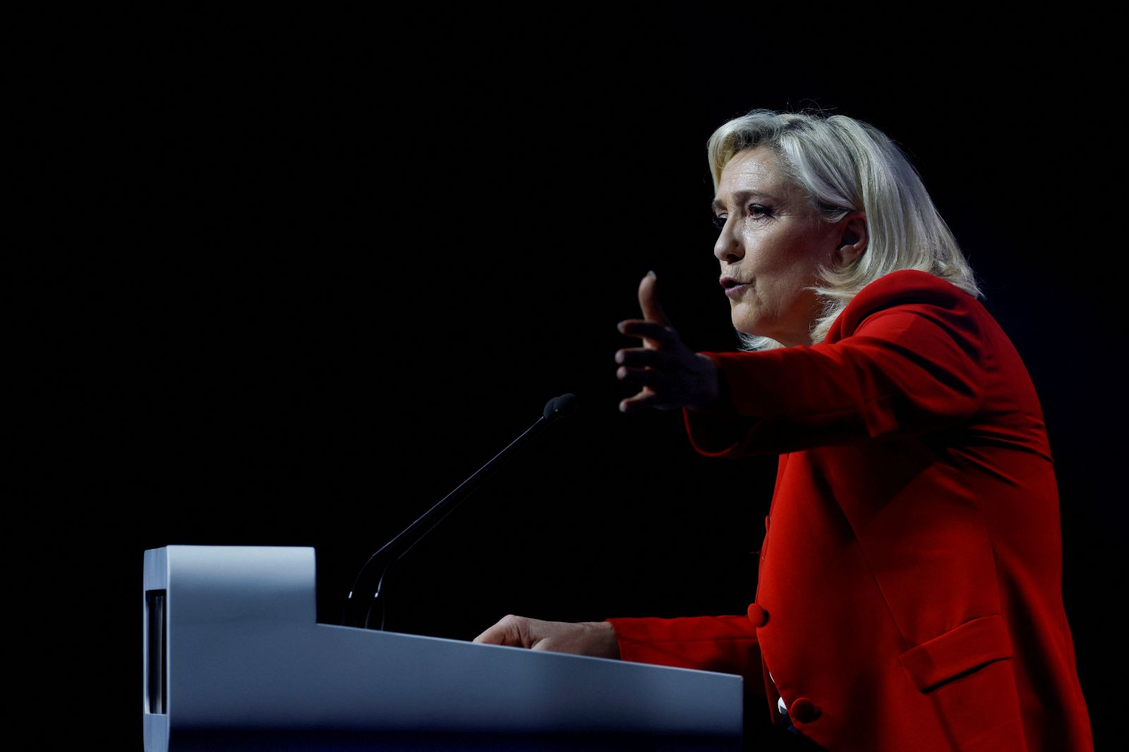 Fransa'da cumhurbaşkanı adayı Le Pen'e "kamu parasını zimmetine geçirme" suçlaması