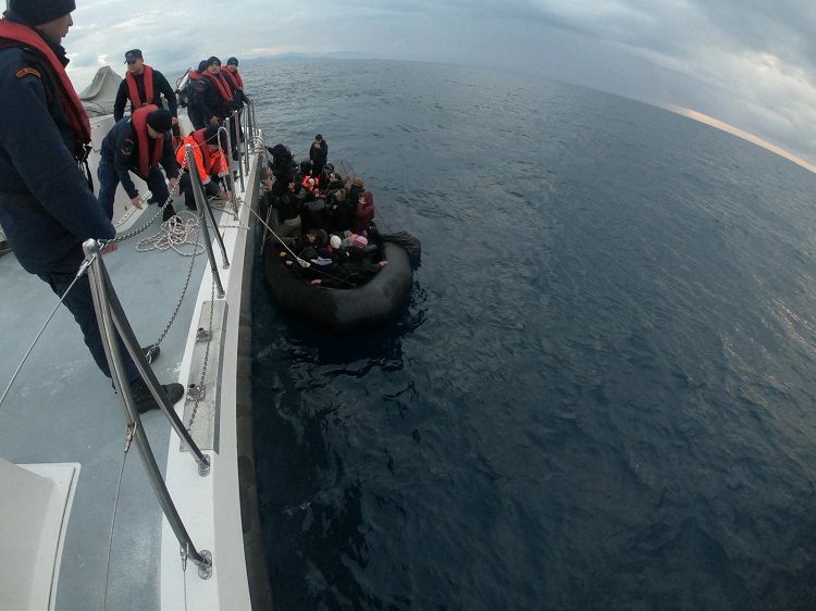 İzmir açıklarında 35 düzensiz göçmen kurtarıldı