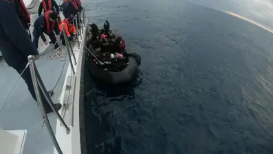 İzmir açıklarında 35 düzensiz göçmen kurtarıldı