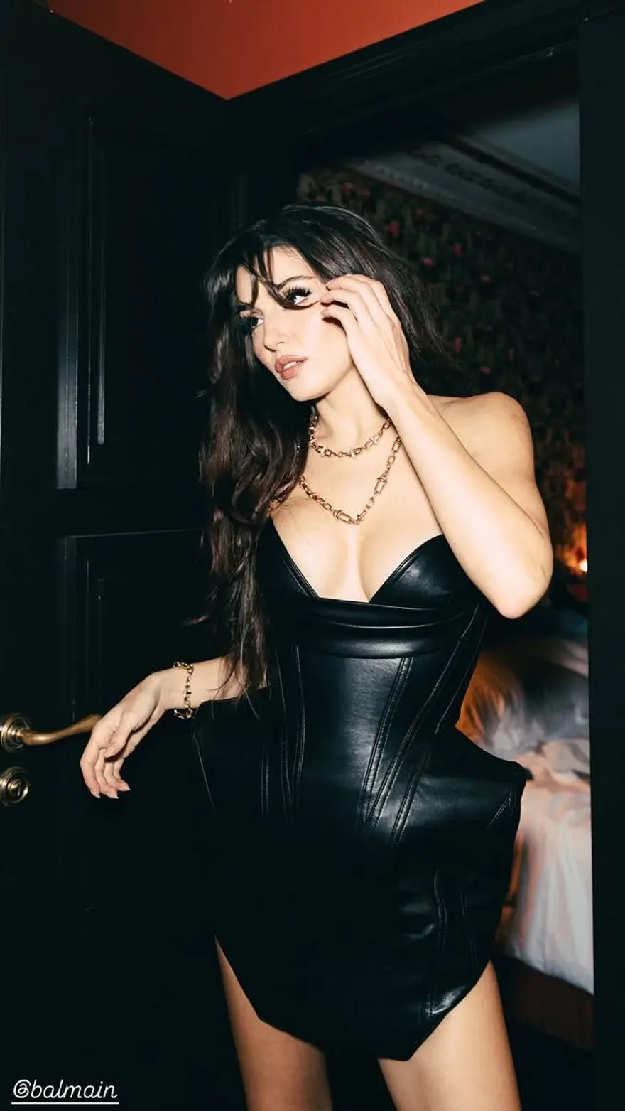 Hande Erçel'in Paris stili çok beğenildi! Ünlü oyuncu moda haftasına damga vurdu 1