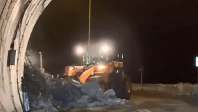 Artvin'de tünel girişinde heyelan: Yol trafiğe kapandı