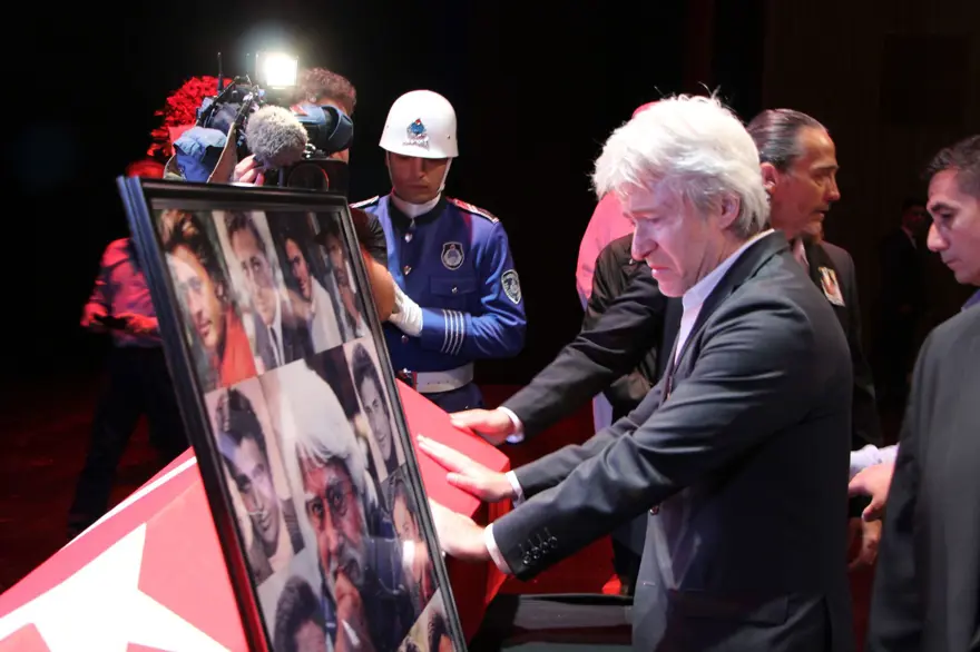 Cüneyt Arkın'ı binlerce kişi gözyaşlarıyla uğurladı 11 Cüneyt Arkın'ı binlerce kişi gözyaşlarıyla uğurladı 11