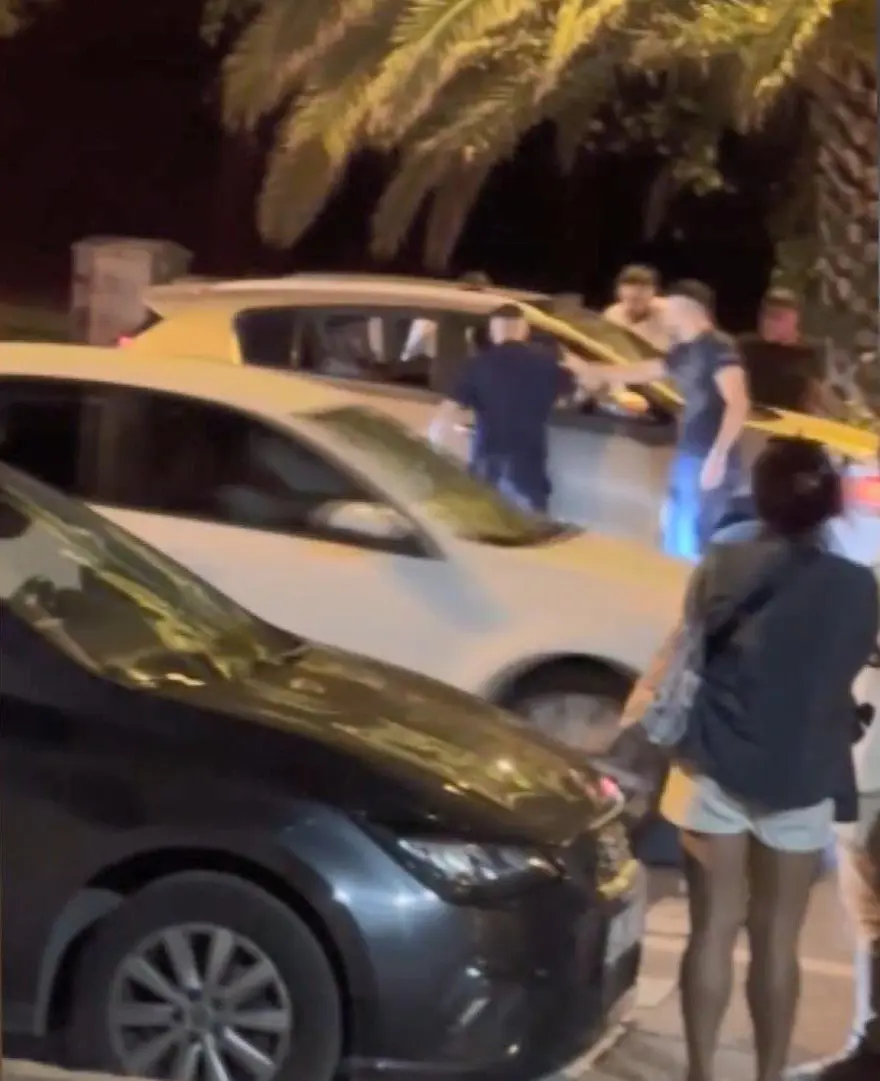 Kadıköy'de aracın önünü kesip içindekileri yumrukladılar! 1