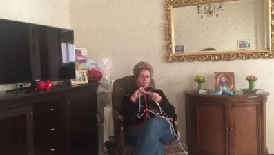 Darüşşafakalılar'ın Işıl Teyze'si elleriyle ördüğü 122 bereyle öğrencilerin yüzünü güldürdü