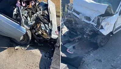 İki araç kafa kafaya çarpıştı: Anne ile oğlu yaşamını yitirdi