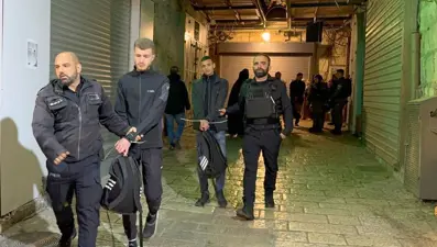 İsrail, Mescid-i Aksa'da sabah namazı kılan 16 kişiyi gözaltına aldı