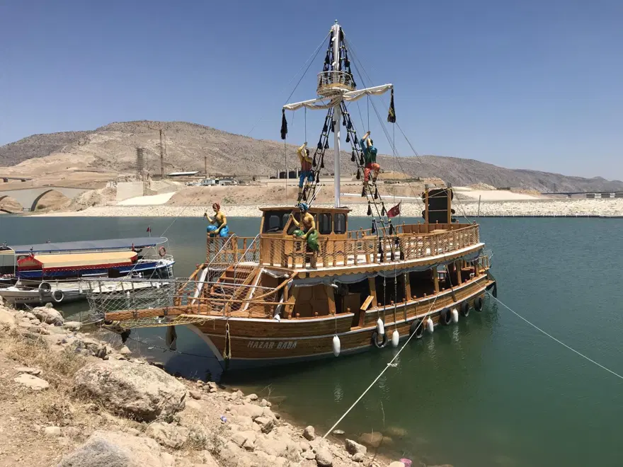 Su altında kalan 12 bin yıllık Hasankeyf, teknelerle gezilecek 3
