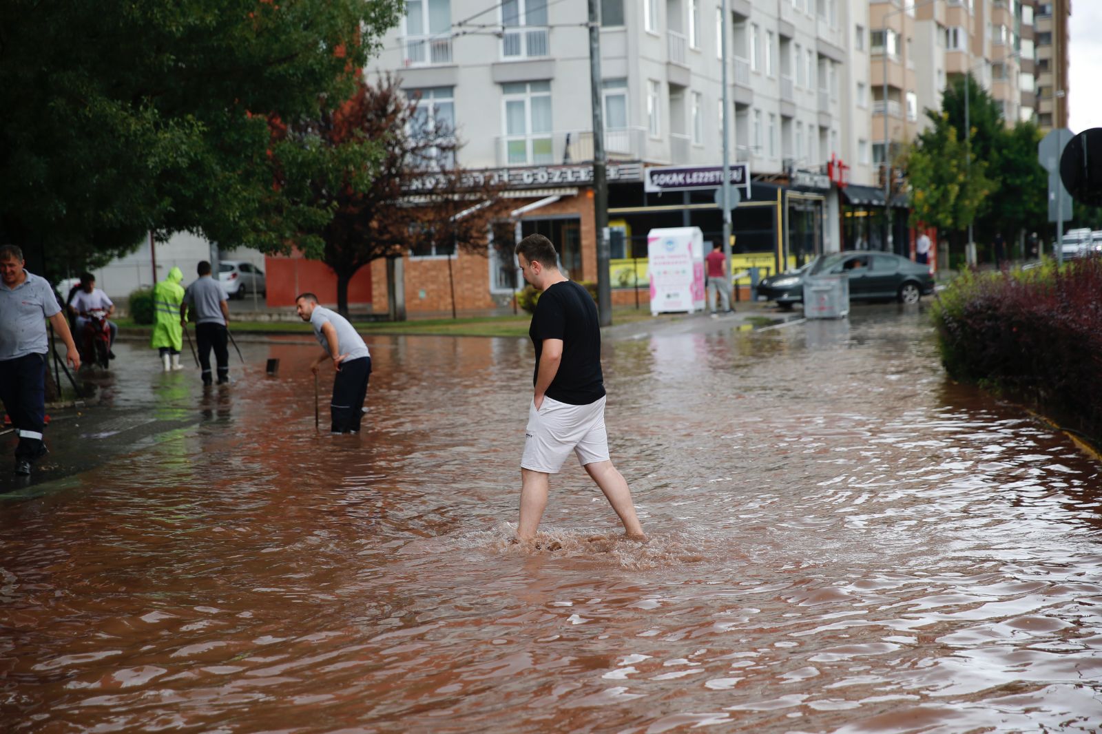 Yurtta sağanak etkili oluyor: Bir kişi yaşamını yitirdi