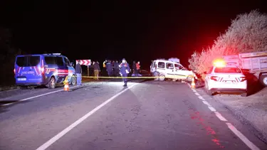 Ambulansı sollamaya çalışan otomobil karşı yönden gelen kamyonetle çarpıştı: 4 ölü, 3 yaralı