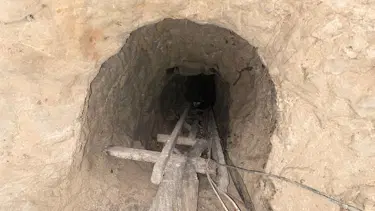 Mersin'de define operasyonu! Yeraltı geçidi bulundu