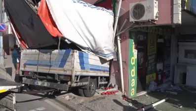 Üsküdar'da kaza: Kamyonet iş yerine girdi